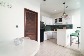 Private kitchen - The Fallons Villa by Sandara (Bali)