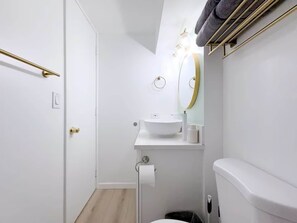 Shower, hair dryer, towels, shampoo