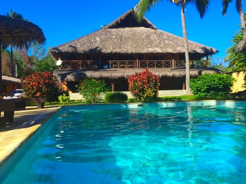 Spacious Acacias Bungalow, terrace, tropical garden, large pool & restaurant
