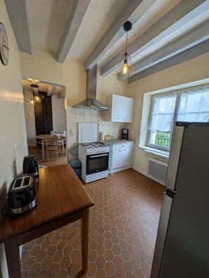 Fridge, microwave, oven, coffee/tea maker - The source - Le Grand-Pressigny (Le Grand-Pressigny)