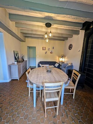 Interior - The source - Le Grand-Pressigny (Le Grand-Pressigny)