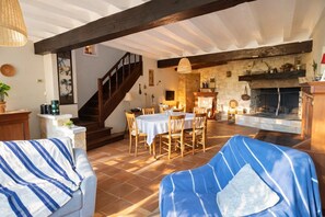 TV, fireplace, books - The enchanted shores (Loches)