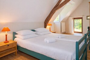 8 slaapkamers, een bureau, een strijkplank/strijkijzer, internet