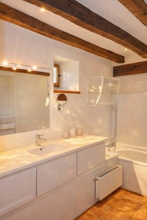 Een douche, een haardroger, handdoeken