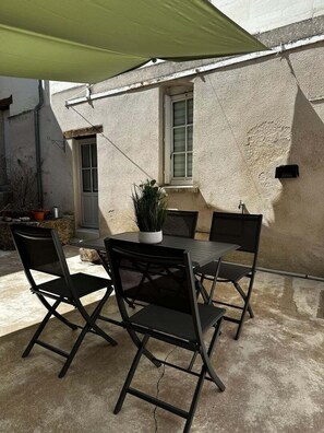 Outdoor dining - La Maison des Cordeliers (Loches)