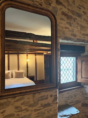 7 bedrooms, iron/ironing board, internet, bed sheets