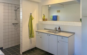 Shower - Lovely home in Gram with WiFi (Gram)