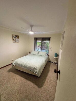 3 bedrooms, iron/ironing board, WiFi, bed sheets - Far Horizons 13 Trigg St Port Elliot Coastal Views (Port Elliot)