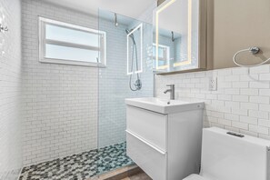 Shower, hair dryer, towels, toilet paper - Waterfront Ft Lauderdale Retreat | Kayaks Included (Fort Lauderdale)