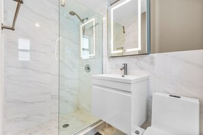 Shower, hair dryer, towels, toilet paper - Waterfront Ft Lauderdale Retreat | Kayaks Included (Fort Lauderdale)