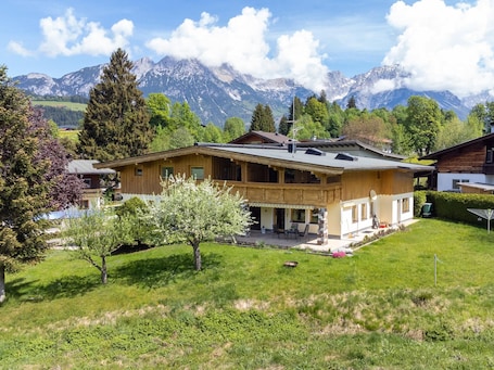 Exterior. Cozy vacation apartment with mountain panorama