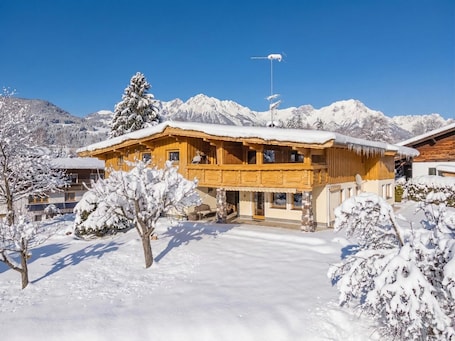 Exterior. Cozy holiday apartment in Tyrolean style