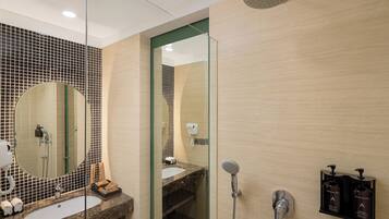 Shower, rainfall showerhead, free toiletries, hair dryer