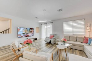 Smart TV - Near Strip Beautiful 6BR Large Villa (Spring Valley)
