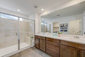 Shower, hair dryer, soap, shampoo - Near Strip Beautiful 6BR Large Villa (Spring Valley)