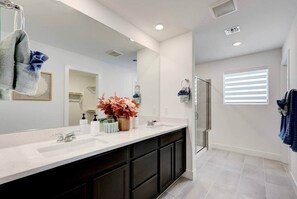 Hair dryer, soap, shampoo, toilet paper - Beautiful Villa 6 BR•Near Strip•Arcade Game Fun (Spring Valley)