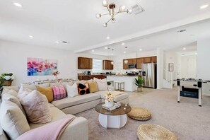 Smart TV - Chic 5BR 6beds•New Furniture•Near Strip&Attraction (Enterprise)