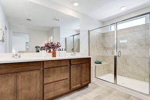 Hair dryer, towels, soap, shampoo - Chic 5BR 6beds•New Furniture•Near Strip&Attraction (Enterprise)