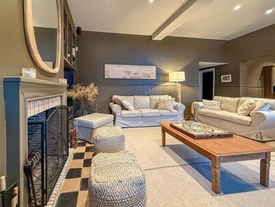 Superb house with fireplace, pool table & sauna