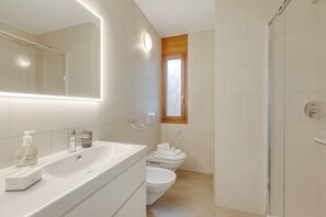 Standard Apartment, Multiple Bedrooms (Casa Di Bea) | Bathroom | Shower, hair dryer, bidet, towels - Casa Di Bea (Lugano)