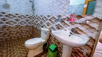 Chambre Double Économique, vue jardin | Salle de bain