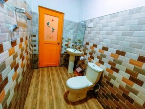 Habitación doble económica, vista al jardín | Baño