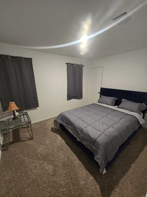 1 bedroom, iron/ironing board, WiFi - Cozy 1-bedroom house in an adorable location with AC (Maxwell)