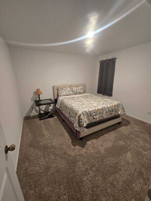 1 bedroom, iron/ironing board, WiFi - Cozy 1-bedroom house in an adorable location with AC (Maxwell)