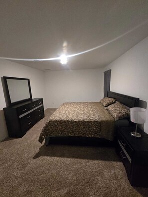 1 bedroom, iron/ironing board, WiFi - Cozy 1-bedroom house in an adorable location with AC (Maxwell)