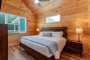 2 bedrooms, iron/ironing board, WiFi, bed sheets - Walk to Dollywood, listen to the train and fireworks view in private Hot Tub (Pigeon Forge)