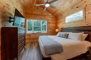 2 bedrooms, iron/ironing board, WiFi, bed sheets - Walk to Dollywood, listen to the train and fireworks view in private Hot Tub (Pigeon Forge)