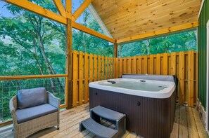 Indoor spa tub - Walk to Dollywood, listen to the train and fireworks view in private Hot Tub (Pigeon Forge)