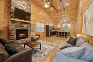 TV, fireplace - Walk to Dollywood, listen to the train and fireworks view in private Hot Tub (Pigeon Forge)
