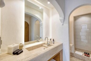 Shower, hair dryer, towels, shampoo - 1BR Pool & Private Terrace in Casa Nima (San José del Cabo)