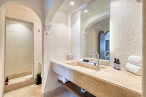 Shower, hair dryer, towels, shampoo - 3BR Pool & Private Terrace with Jacuzzi in Casa Nima (San José del Cabo)