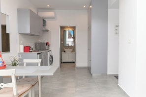 Twin Studio | Private kitchenette | Mini-fridge, stovetop, espresso maker, coffee/tea maker - Milva Apartments (Kos)