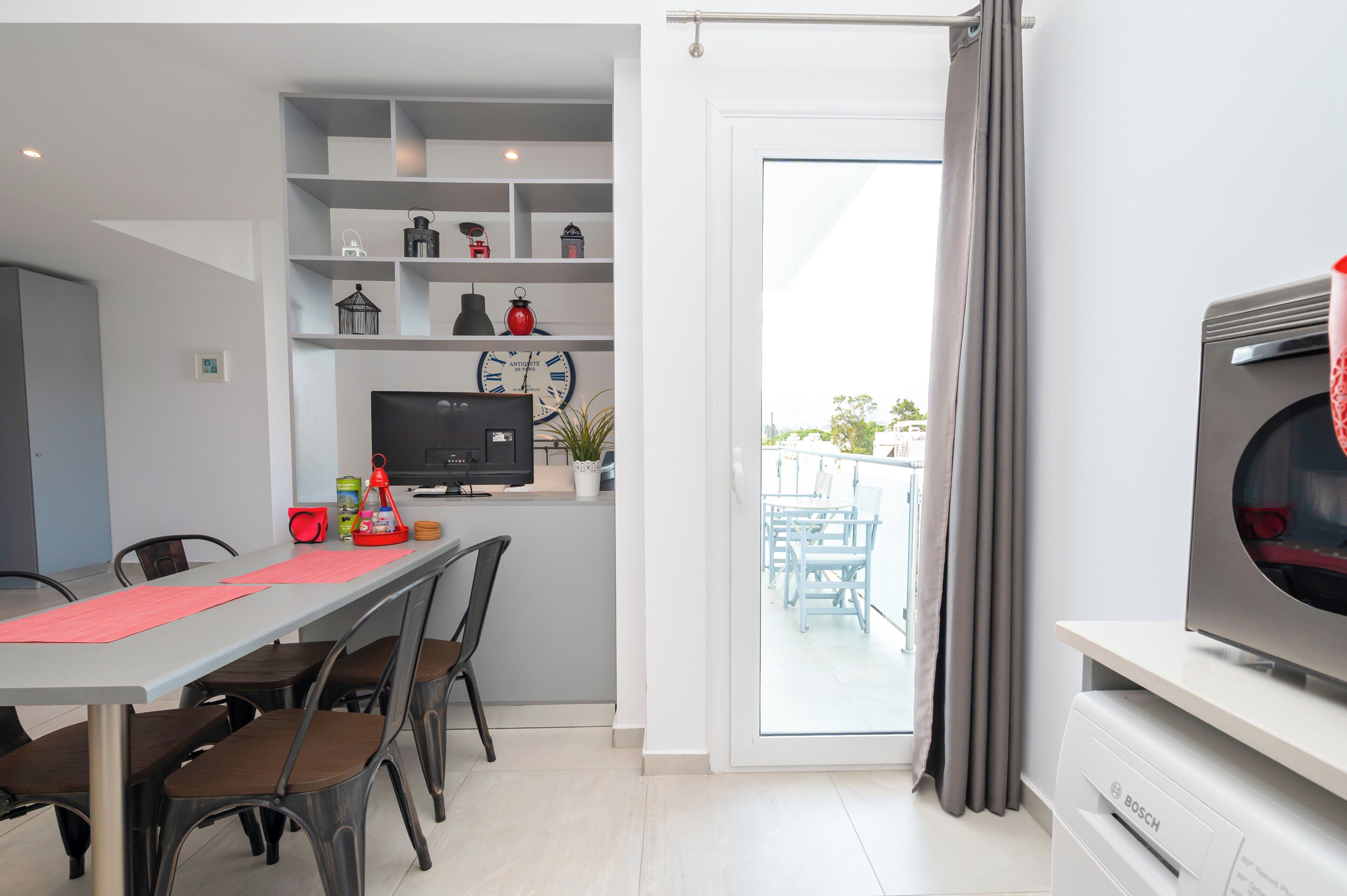 Family Studio | Private kitchenette | Mini-fridge, oven, stovetop, espresso maker