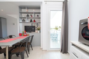 Family Studio | Private kitchenette | Mini-fridge, oven, stovetop, espresso maker - Milva Apartments (Kos)