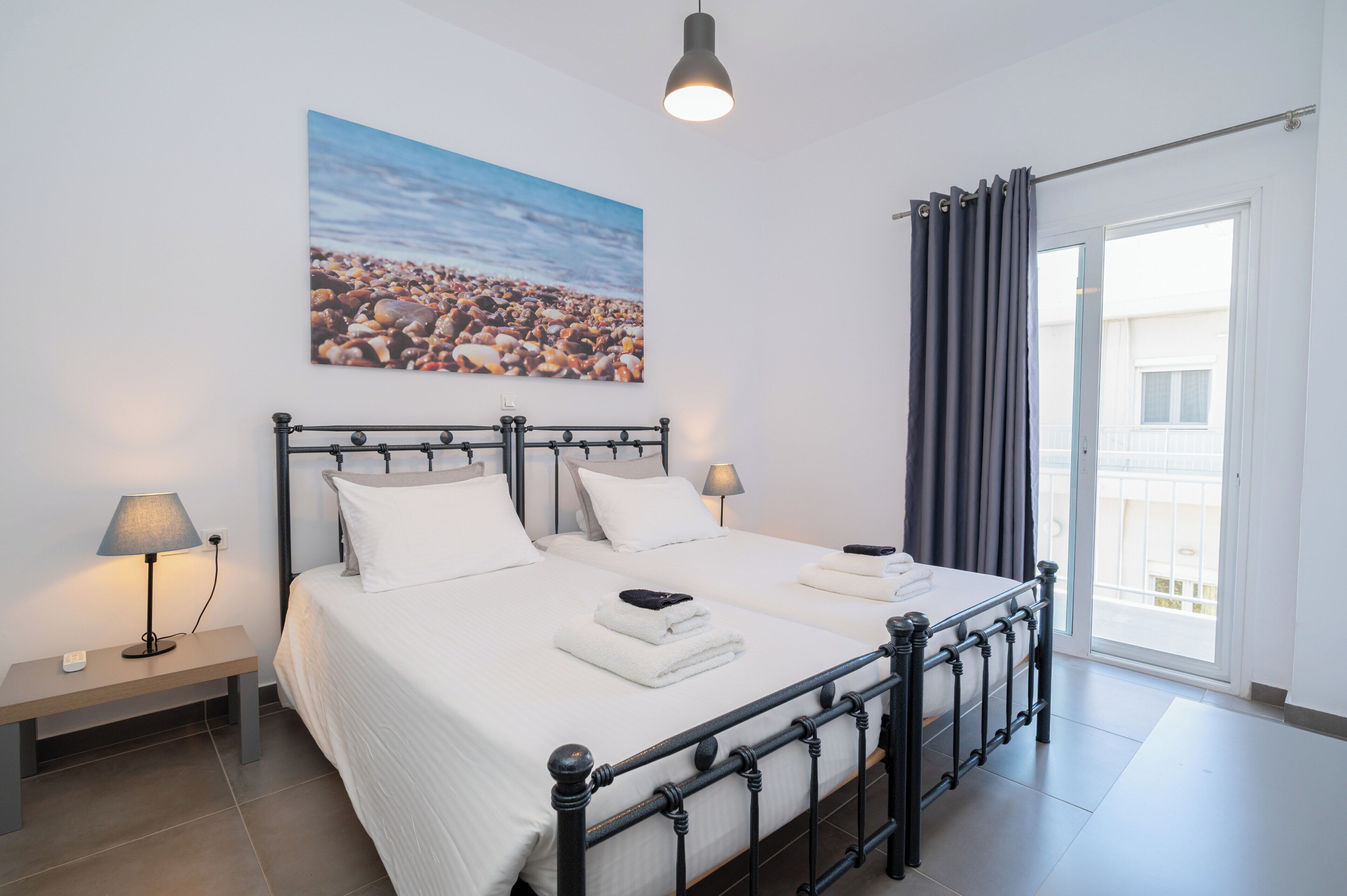 One Bedroom Apartment with Twin Bed & City View | Allergitestade sängkläder och värdeförvaringsskåp på rummet