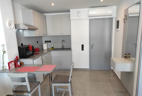 One Bedroom Apartment with Twin Bed & City View | 私人厨房