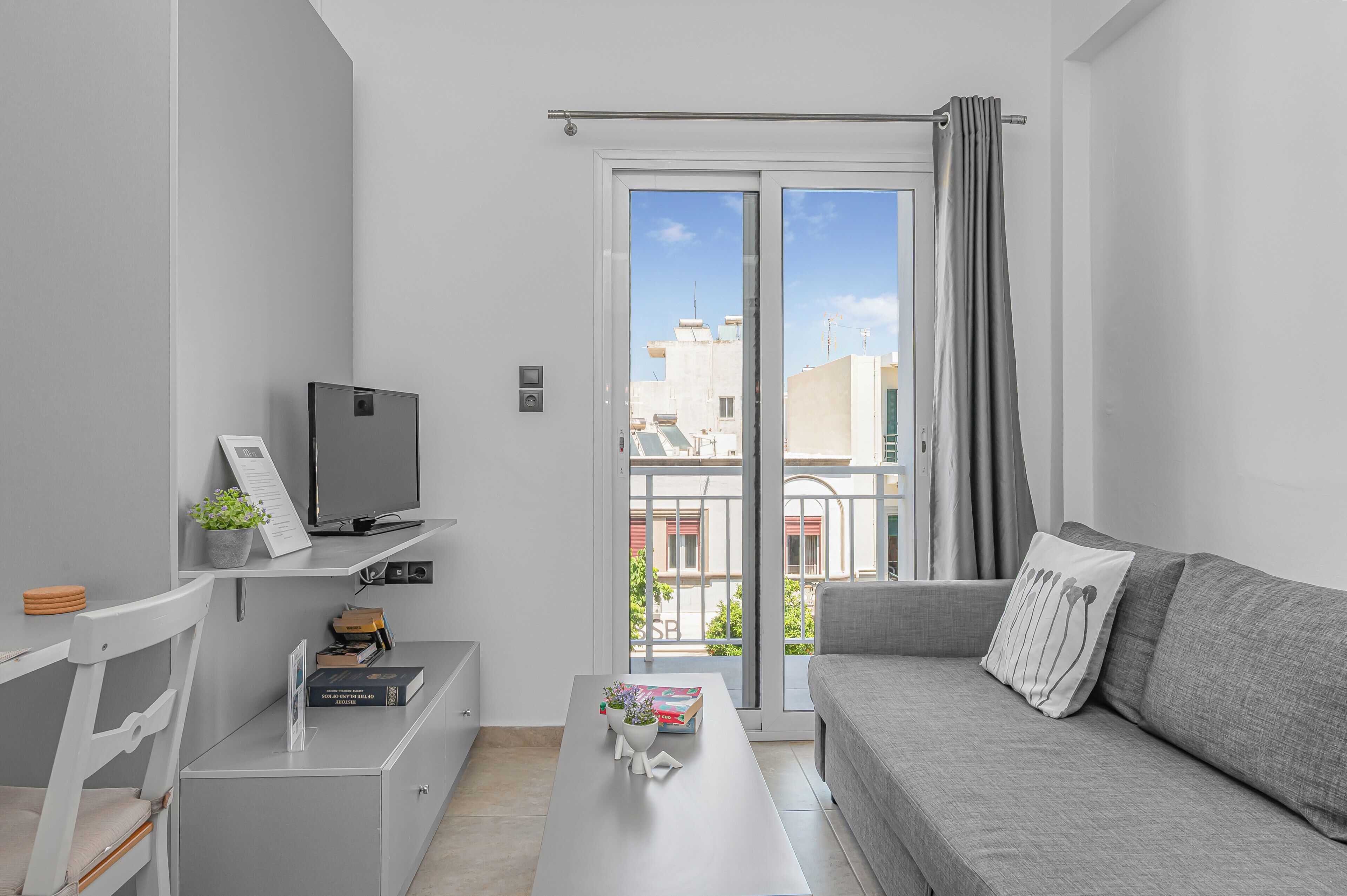 Comfort Studio, City View | Living area | 32-inch flat-screen TV with cable channels