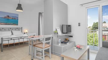 Comfort-studio, kaupunkinäköala | Allergiatestatut vuodevaatteet, tallelokero huoneessa, pimennysverhot