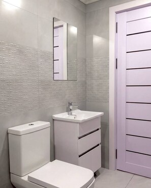 Deluxe-Dreibettzimmer, Gartenblick | Badezimmer | Dusche, Haartrockner, Handtücher, Seife