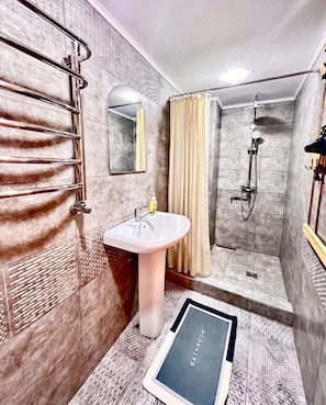 Comfort Triple Room | Bathroom | Shower, hair dryer, towels, soap - Aisha Guest House (Samarkand)