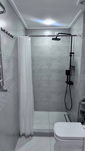 Deluxe-Dreibettzimmer, Gartenblick | Badezimmer | Dusche, Haartrockner, Handtücher, Seife
