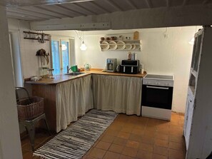 Private kitchen - Peace and nature in a historic holiday home (Højer)