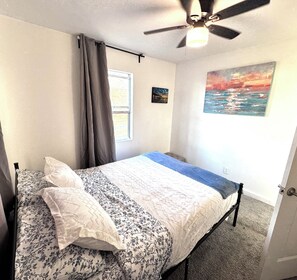 3 bedrooms, bed sheets - Compact 3 bed/1bath house 4 miles away from Downtown (Dallas)