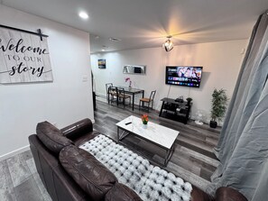 Living area - Compact 3 bed/1bath house 4 miles away from Downtown (Dallas)