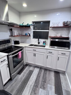 Private kitchen - Compact 3 bed/1bath house 4 miles away from Downtown (Dallas)