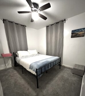 3 bedrooms, bed sheets - Compact 3 bed/1bath house 4 miles away from Downtown (Dallas)